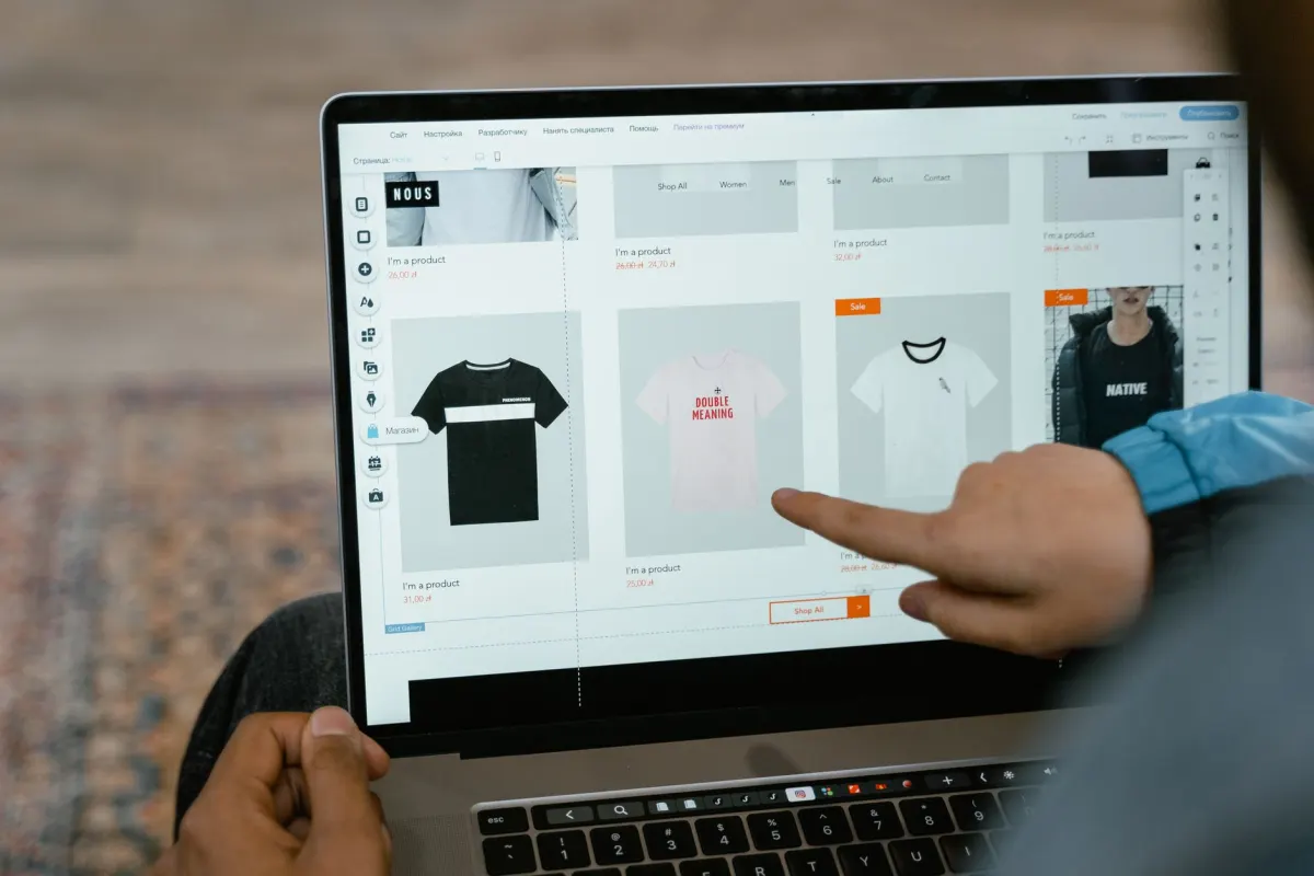 Une personne compare des produits sur un ordinateur portable, le type de comportement de recherche que les plateformes publicitaires lisent comme une intention d'achat.