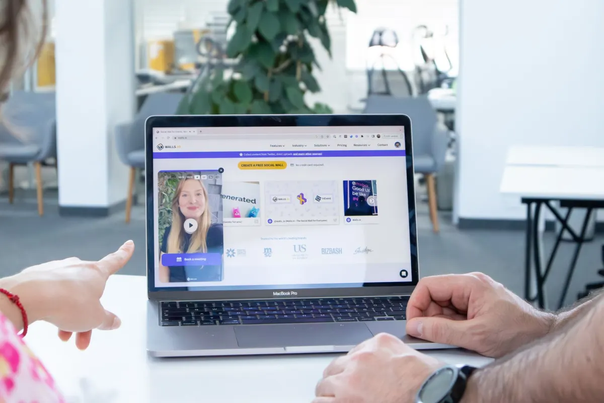 Zwei Kolleginnen prüfen gemeinsam gesponserten Content auf einem Laptop, bevor er veröffentlicht wird.