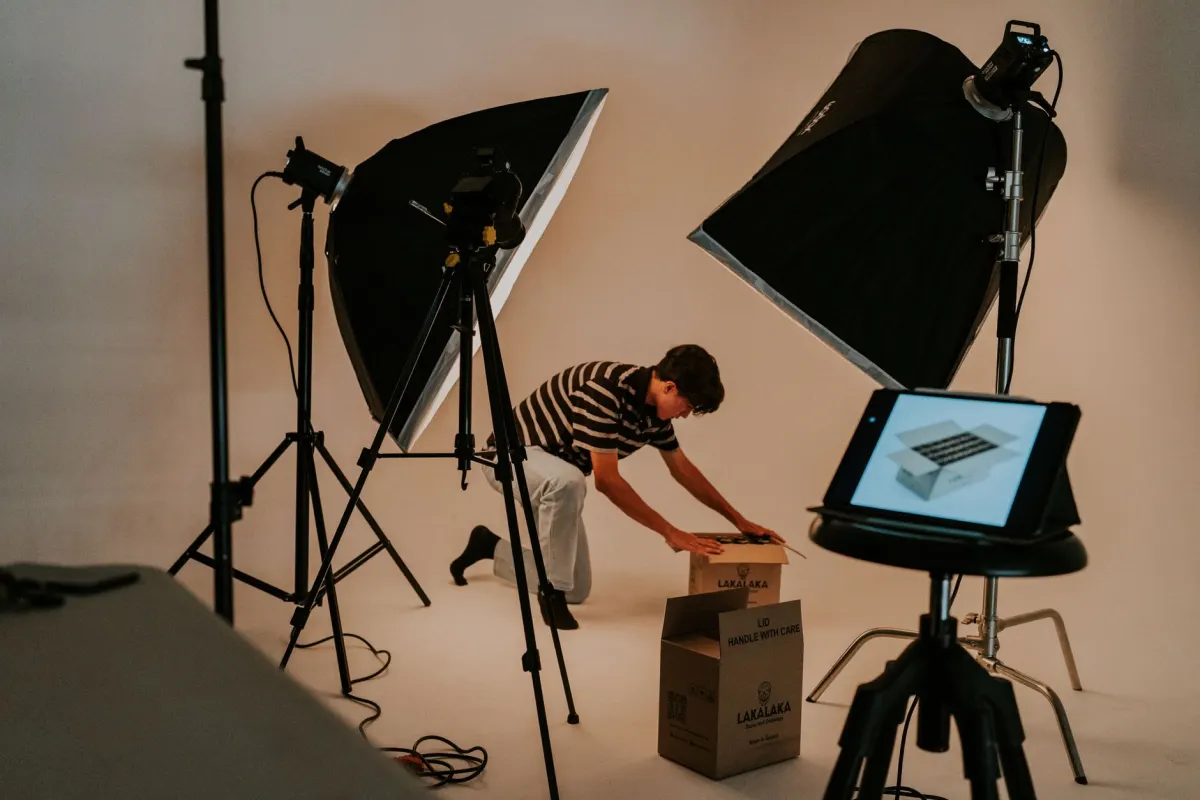 Une créatrice filme une vidéo d'unboxing, un format qui repose sur une réaction sincère.