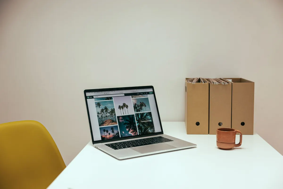 Una pantalla de laptop con carpetas de fotos organizadas, en referencia a la biblioteca de medios centralizada de esta sección.