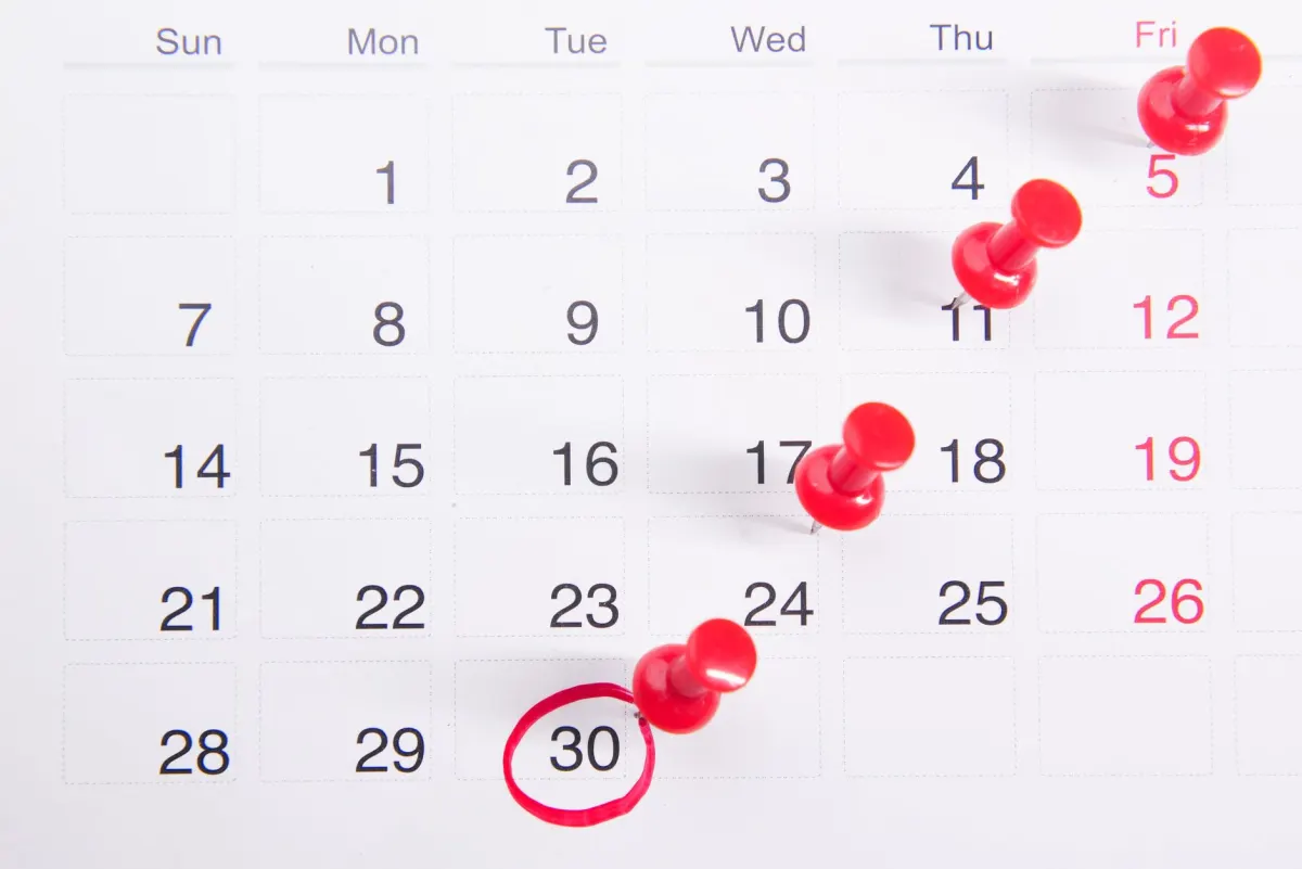Un calendario de pared con días marcados, en referencia a los límites diarios de publicación de esta sección.