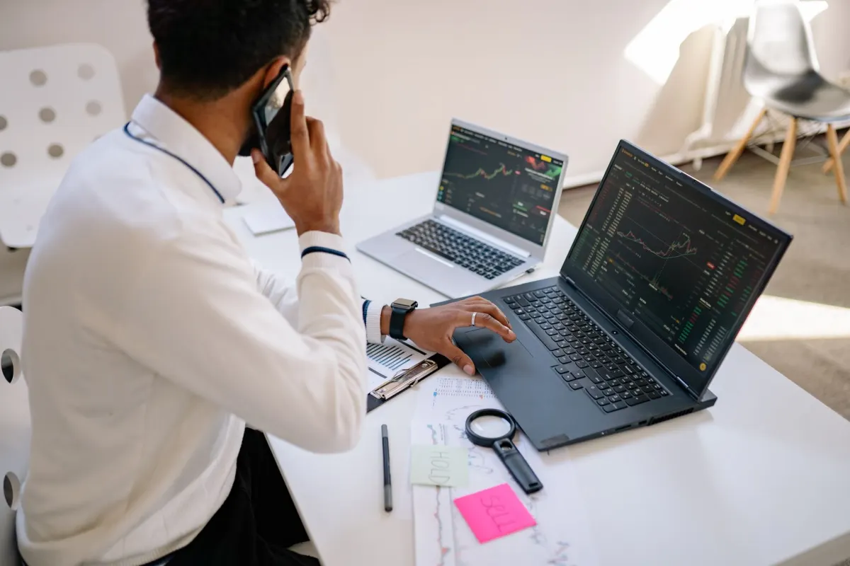 Un responsable marketing consulte des graphiques d'analyse sur un ordinateur portable, symbolisant le travail de séparation du reporting avant et après la bascule.