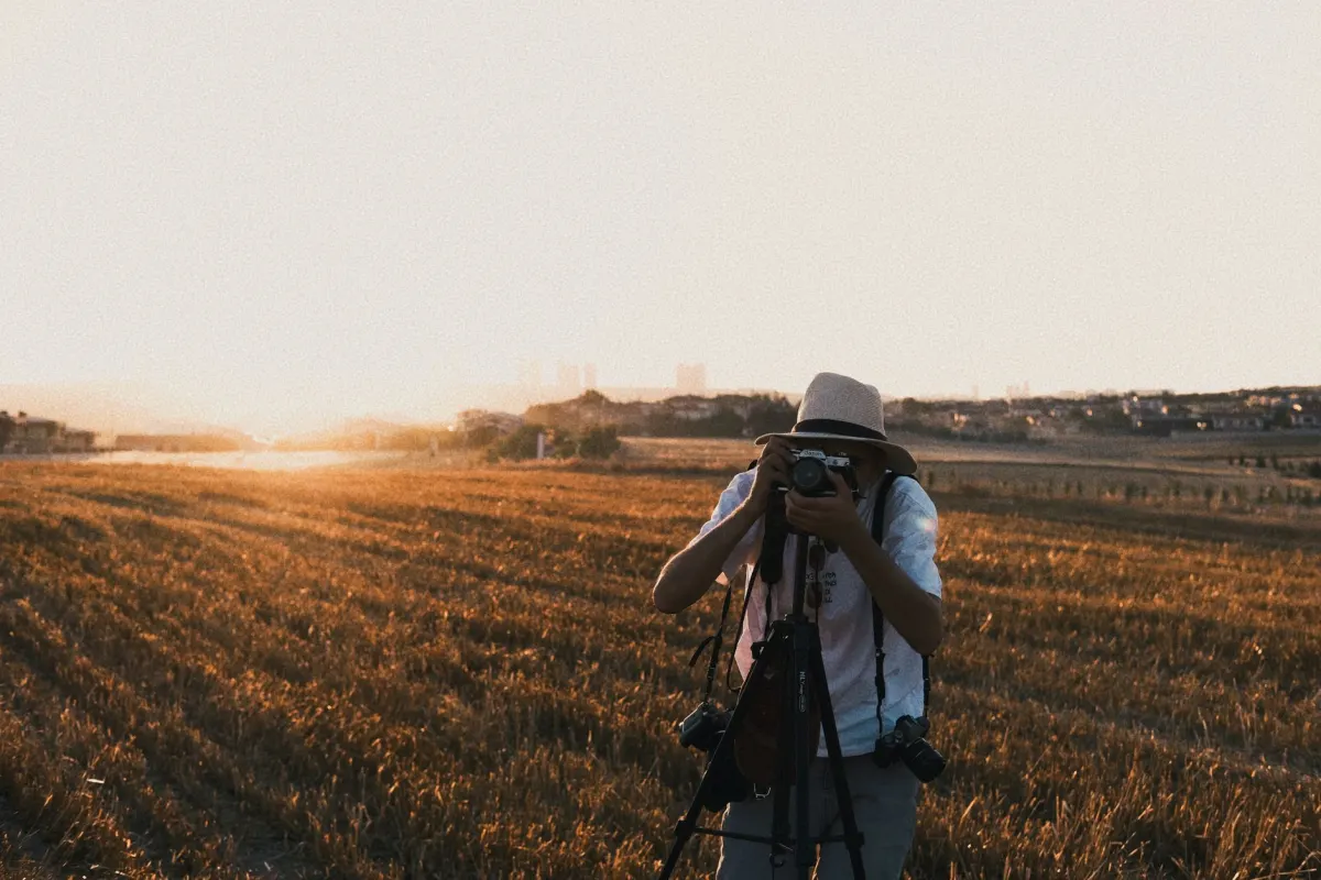 Um fotógrafo a enquadrar uma fotografia durante a hora dourada, colocado aqui porque as hashtags estéticas ligam publicações a espetadores atraídos por um determinado estilo visual.