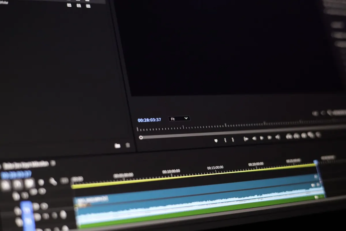 Ein Videoeditor prüft eine Export-Zeitleiste, dort werden Container- und Codec-Einstellungen vor dem Hochladen festgelegt.