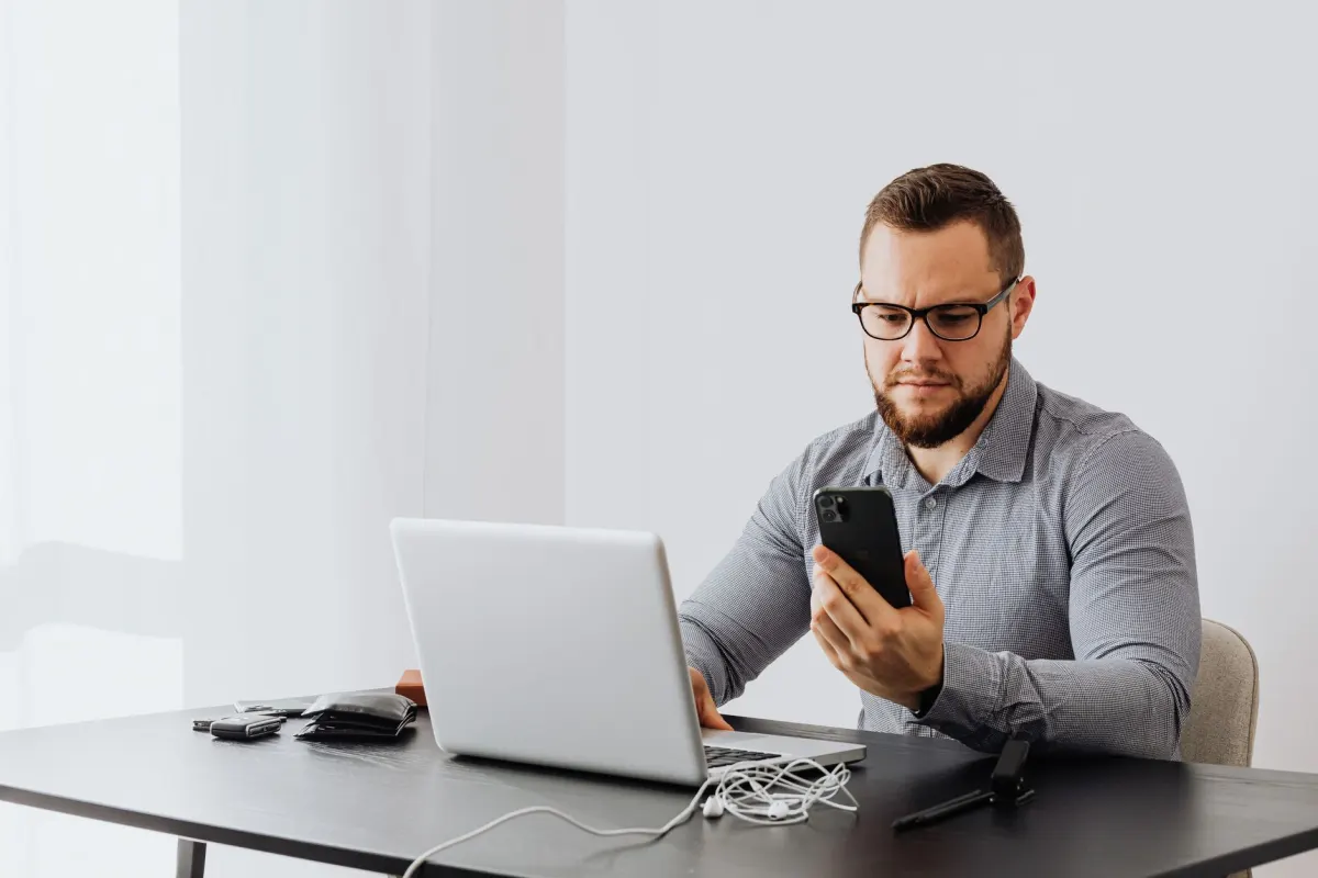 Un employe consulte son telephone pendant la pause dejeuner, exactement dans la fenetre de 11h a 14h ou l'engagement des Stories est au plus haut.