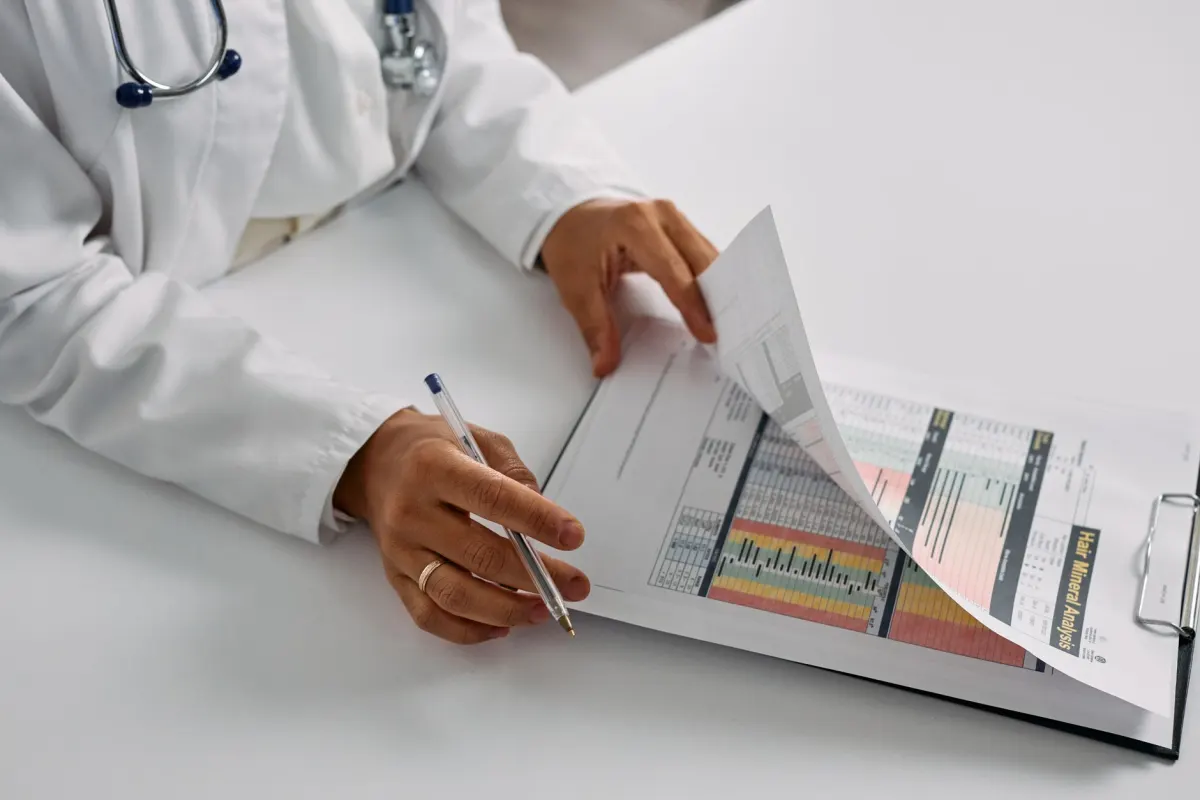 Um médico analisa um relatório de paciente em sua mesa, ilustrando a seção sobre KOLs médicos e de saúde.