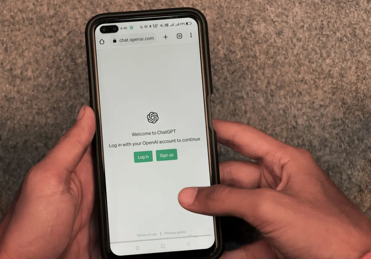 Um celular exibe uma tela de login, semelhante à que o LinkedIn mostra para reautorizar o acesso quando não há refresh token disponível.