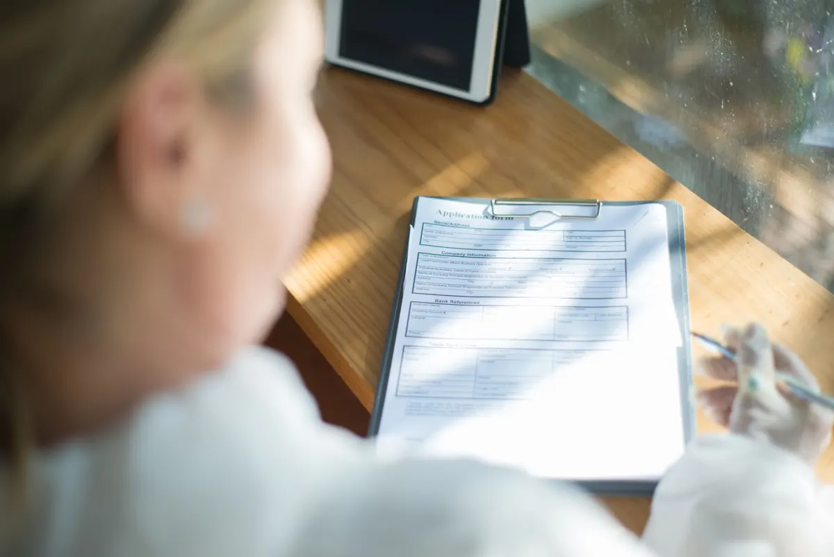 Une personne remplit un formulaire de contact sur une tablette, en écho à la capture de leads.