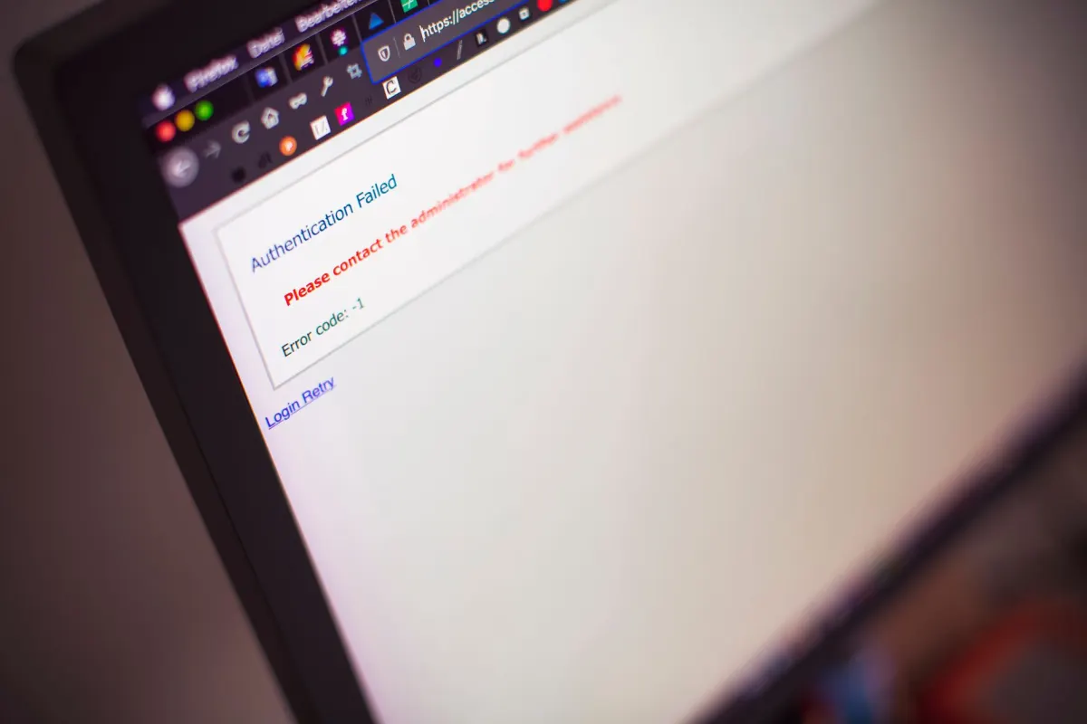 Uma pessoa lendo uma mensagem de erro na tela de um laptop, refletindo a depuração que segue uma chamada de upload ou post malsucedida.