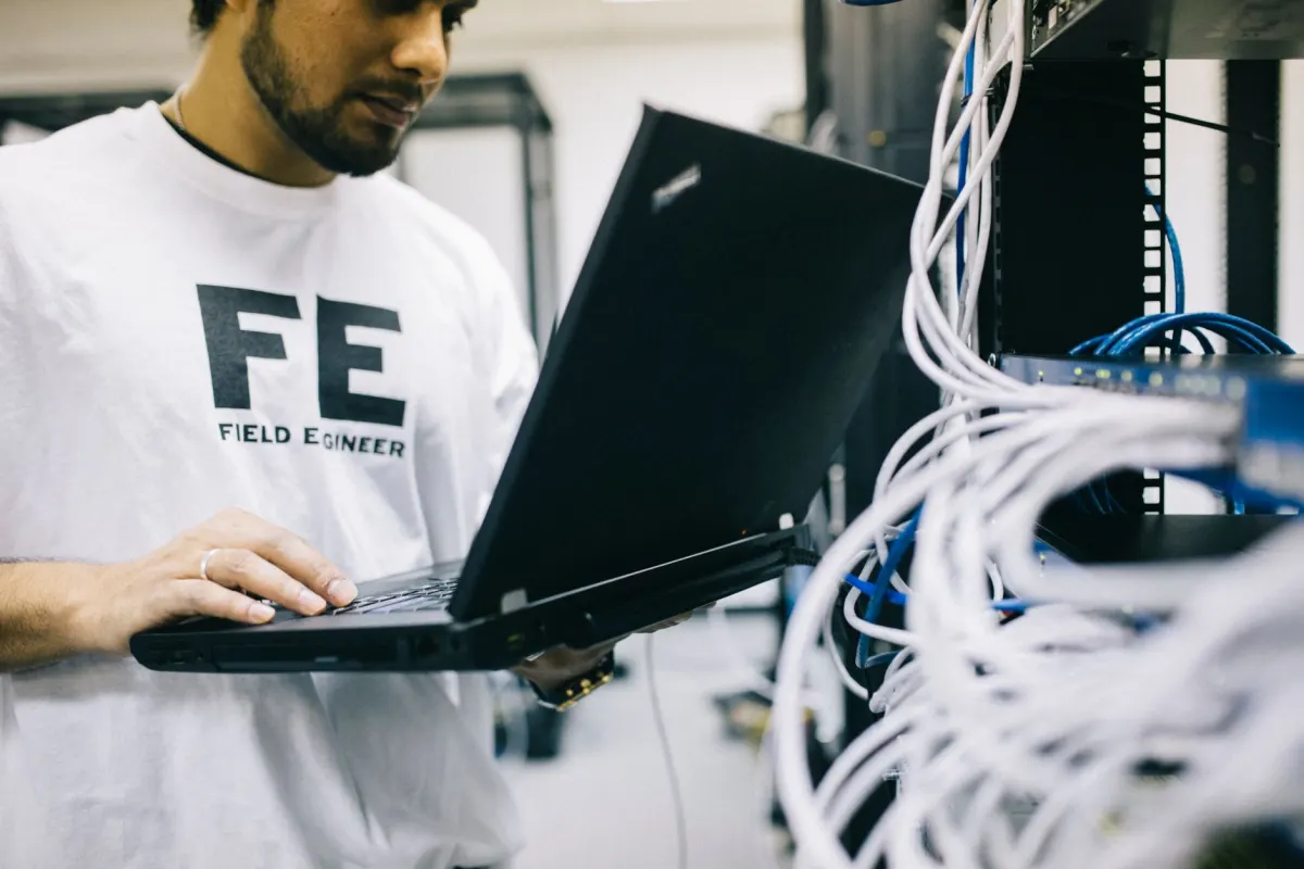 Eine Fachperson scrollt am Laptop durch ein Networking-Feed, passend zu den Taktiken für LinkedIn-B2B-Erfolg.