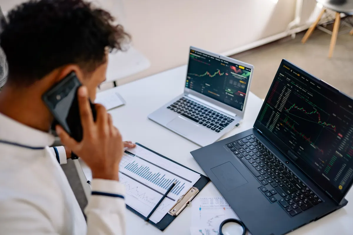 Ein Vertriebsmitarbeiter prüft CRM-Daten auf einem Laptop, passend dazu, wie Sales Navigator Daten mit CRM-Plattformen synchronisiert.
