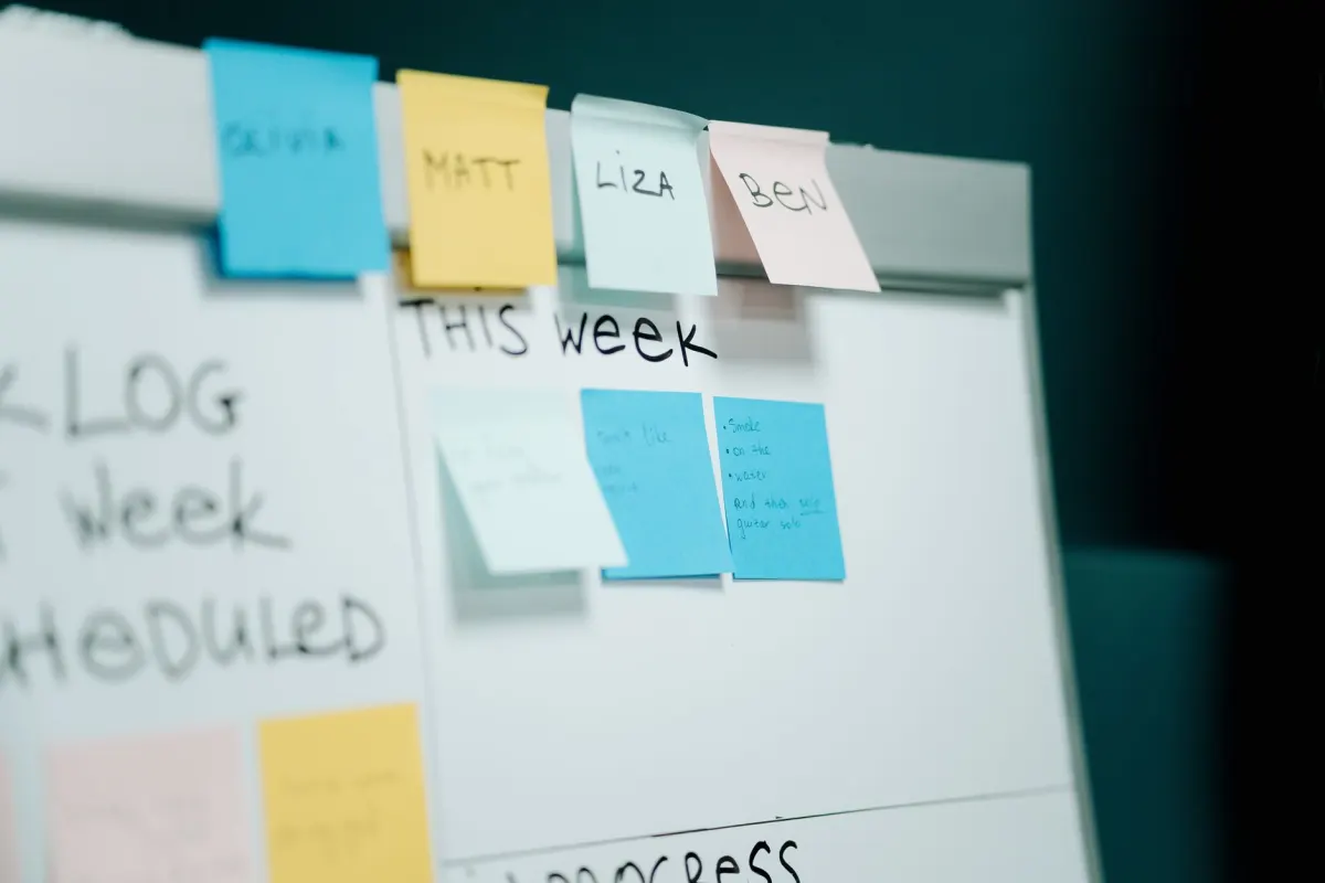 Kollegen planen eine Vertriebsstrategie an einem Whiteboard, verbunden mit der Definition eines idealen Kundenprofils vor der Prospektion.