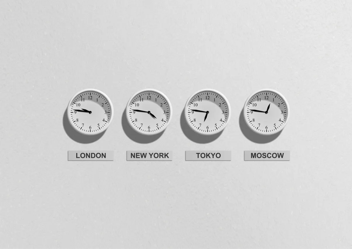 Un mur d'horloges réglées sur différents fuseaux horaires, en lien avec le problème de fuseau horaire décrit dans cette section.
