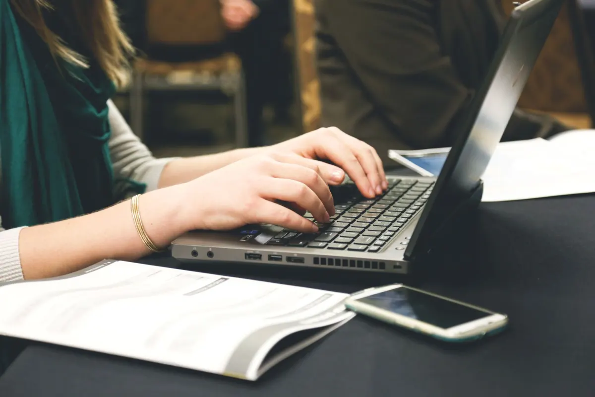 Ein Laptop auf einem Besprechungstisch zeigt ein Dokument, das kompakte Format, dem ein Media Kit folgen sollte.