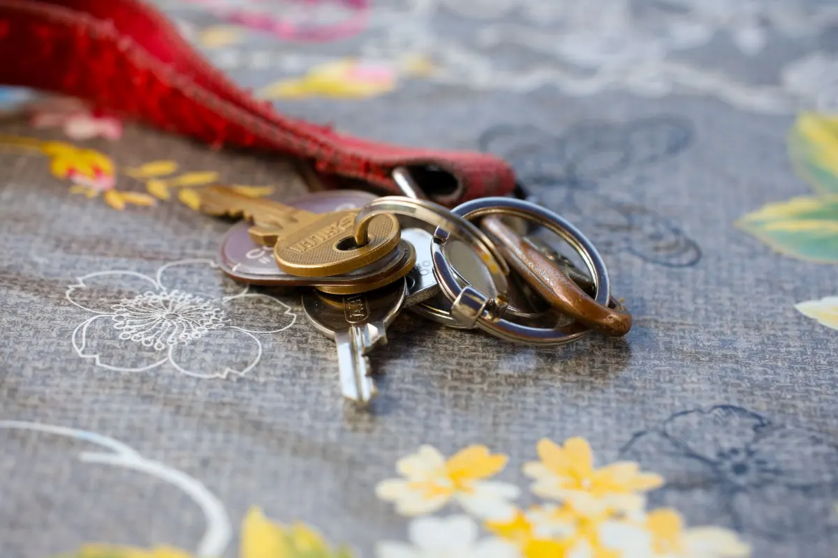 Un llavero con llaves de latón sobre una mesa de madera, como imagen de los distintos tokens de acceso que deciden qué límite de tasa se aplica.