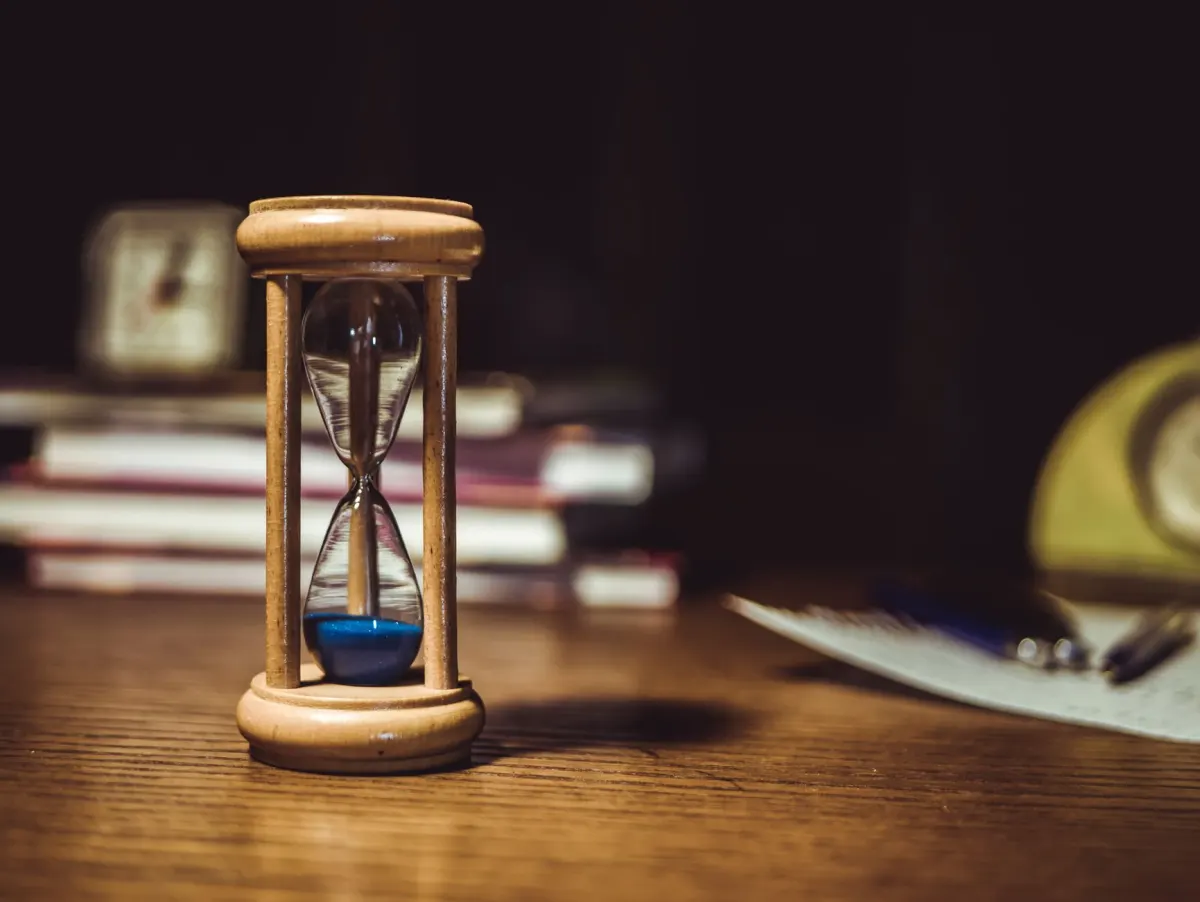 Un reloj de arena sobre un escritorio, que representa la espera hasta que las llamadas a una Página limitada pueden reanudarse.