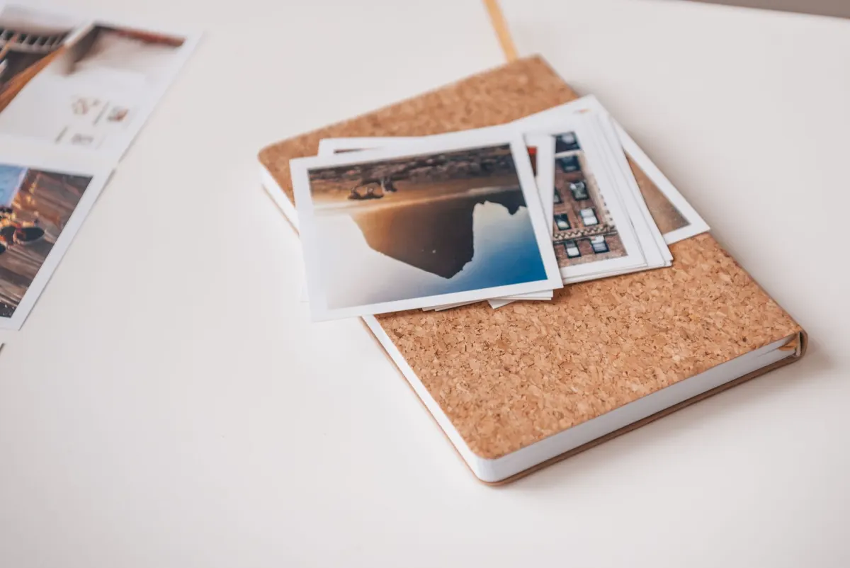 Fotos impresas colocadas en fila sobre un escritorio, que muestran el orden de diapositivas que necesita un carrusel antes de programarse.