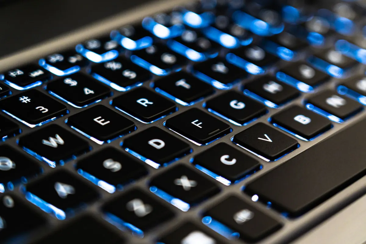Un candado sobre el teclado de un portátil, que ilustra por qué el token de API nunca va en el chat.