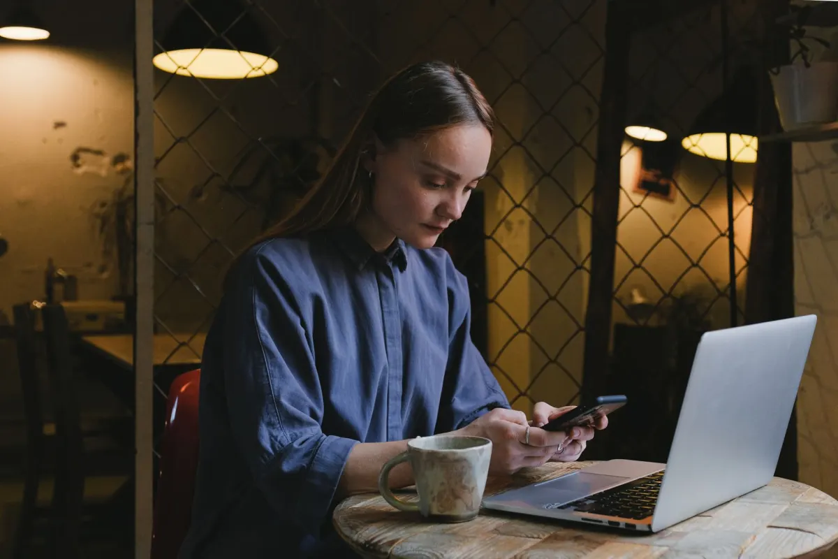 Une personne saisit ses préférences d'emploi sur son téléphone, illustrant l'étape d'activation d'Open to Work.