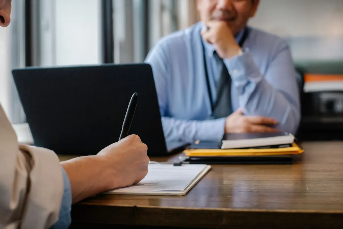 Une recruteuse consulte des profils de candidats sur son ordinateur portable, en lien avec la section sur la visibilité auprès des recruteurs.