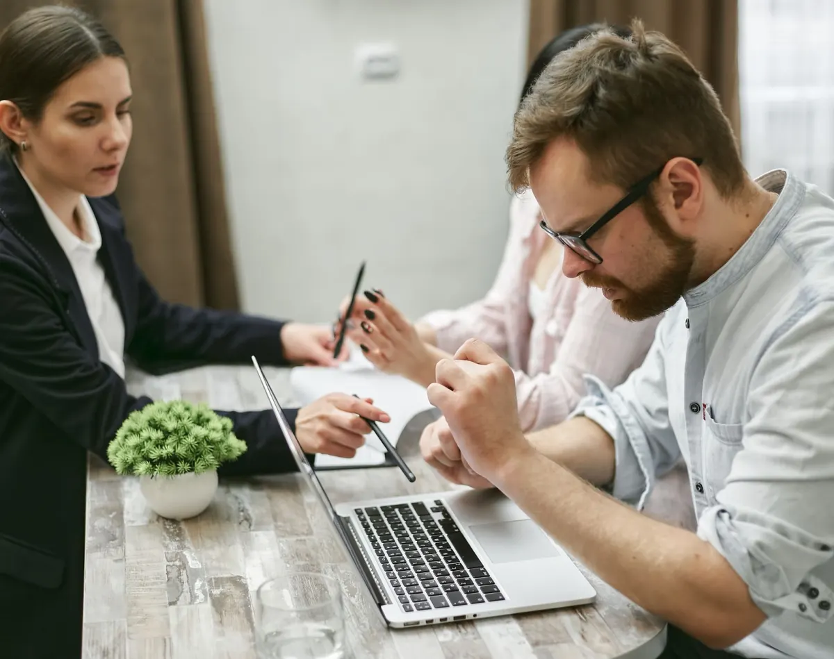 Ein Team plant gemeinsam am Laptop seine Social-Media-Inhalte.