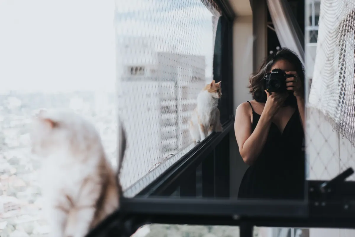 Una mujer fotografía su look frente al espejo, el tipo de foto de estilo de vida que suele funcionar mejor al etiquetarla con productos.