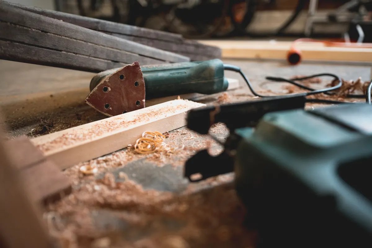 Un menuisier se penche sur un établi entouré d'outils, le genre de passion de niche où un savoir-faire spécialisé gagne plus vite le respect des autres.