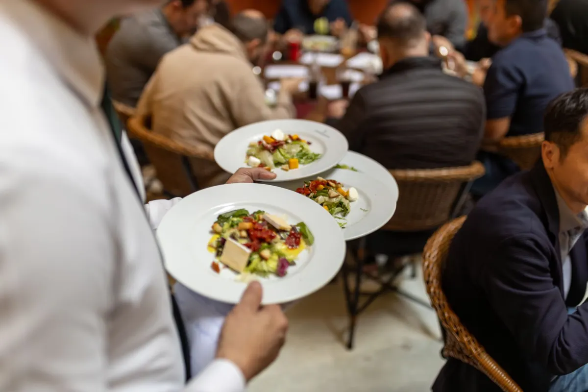 Un chef emplata un plato en la cocina del restaurante, el momento que una publicación en redes sociales debe capturar antes de que se enfríe.