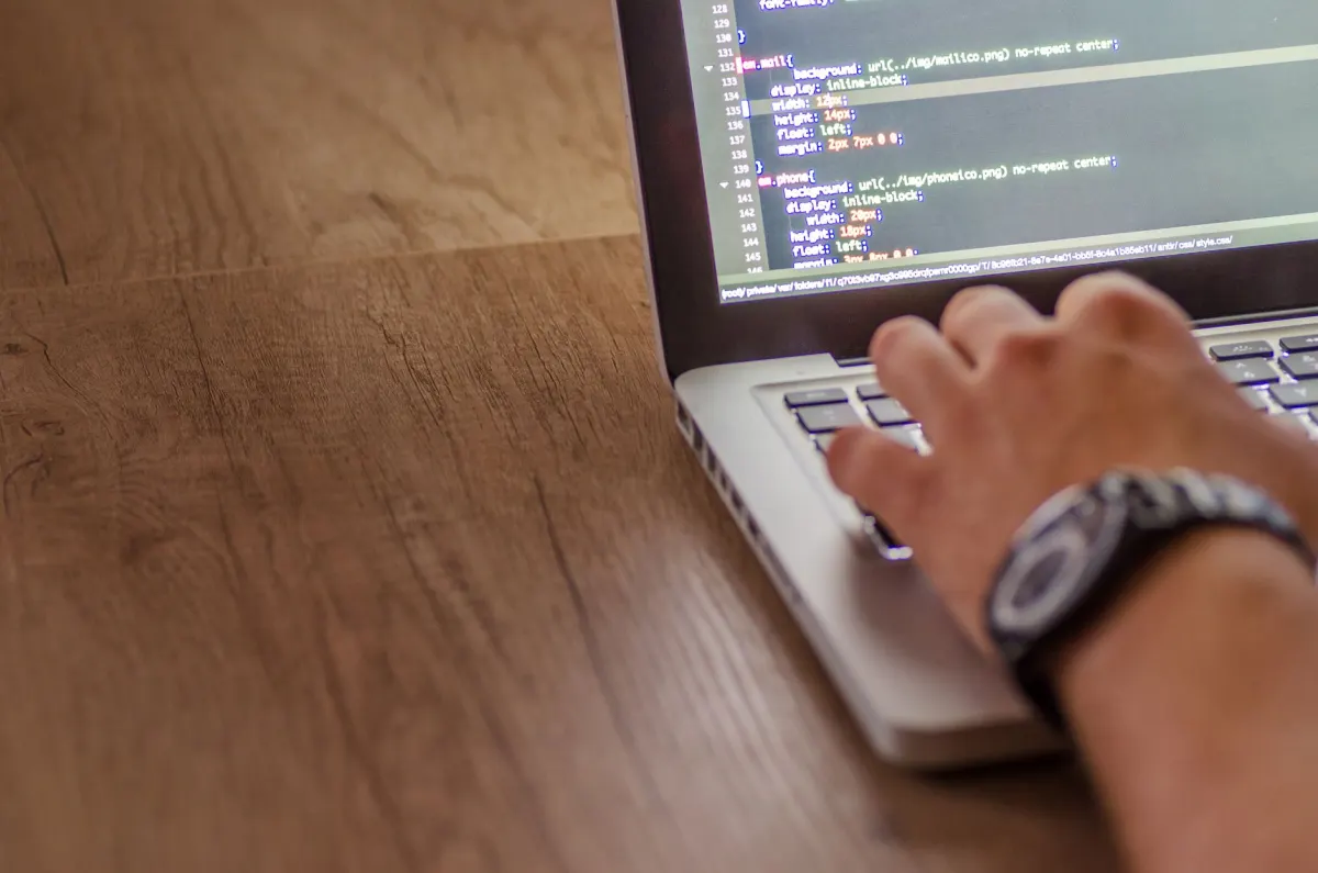 Ein Entwickler bearbeitet Website-Code auf einem Laptop, wie es bei der in diesem Abschnitt beschriebenen Einrichtung strukturierter Daten der Fall ist.