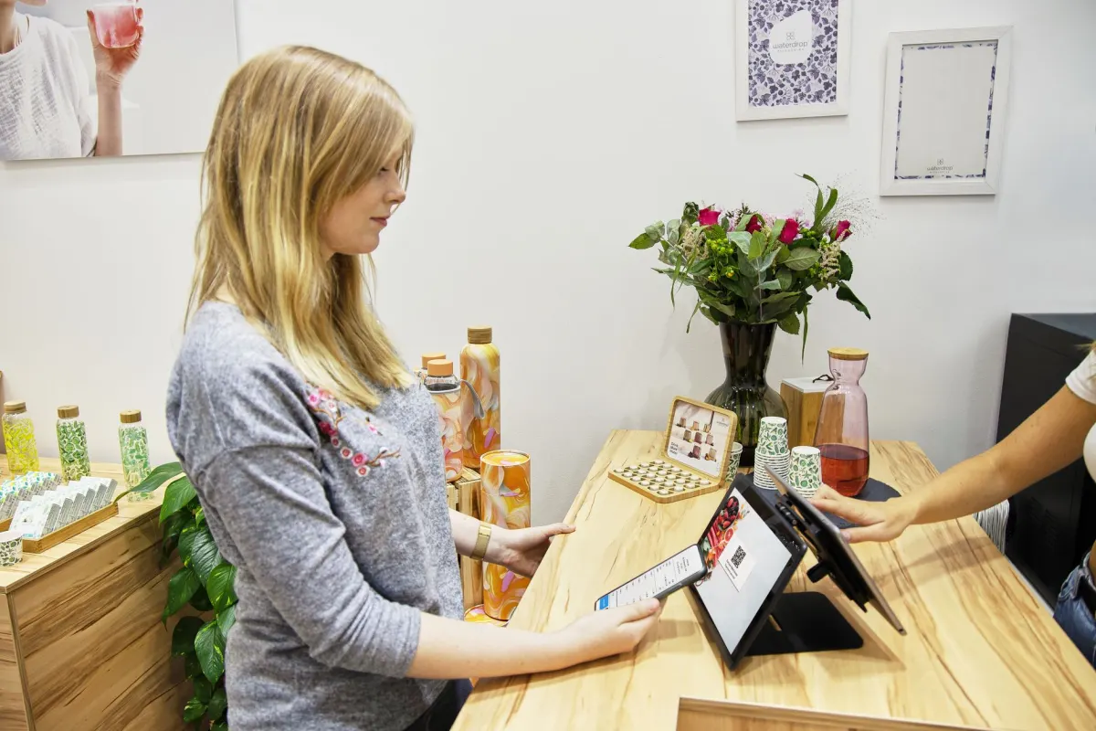 Une personne finalise un achat sur son téléphone, le type de conversion que les plateformes publicitaires relient à une campagne.