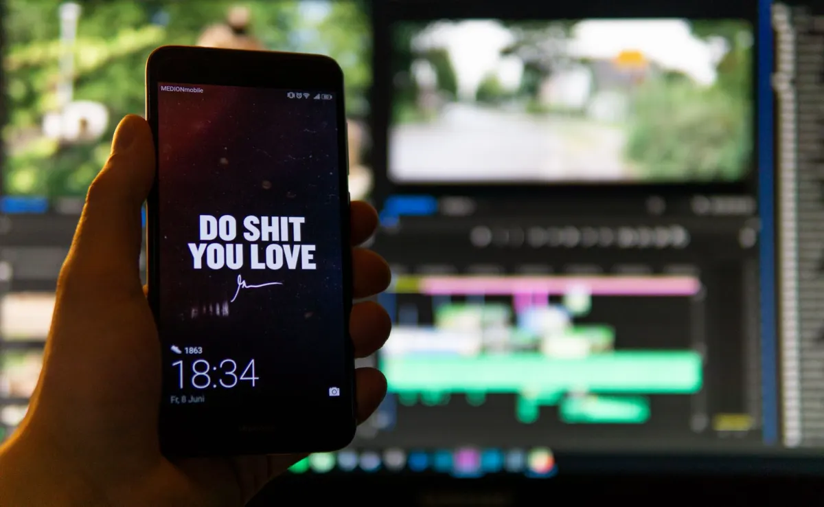 Eine Person schneidet Querformat-Filmmaterial auf einem Smartphone-Bildschirm ins vertikale 9:16-Format zu, die Art von Formatkorrektur, die einen geplanten TikTok-Beitrag vor der Ablehnung bewahrt.