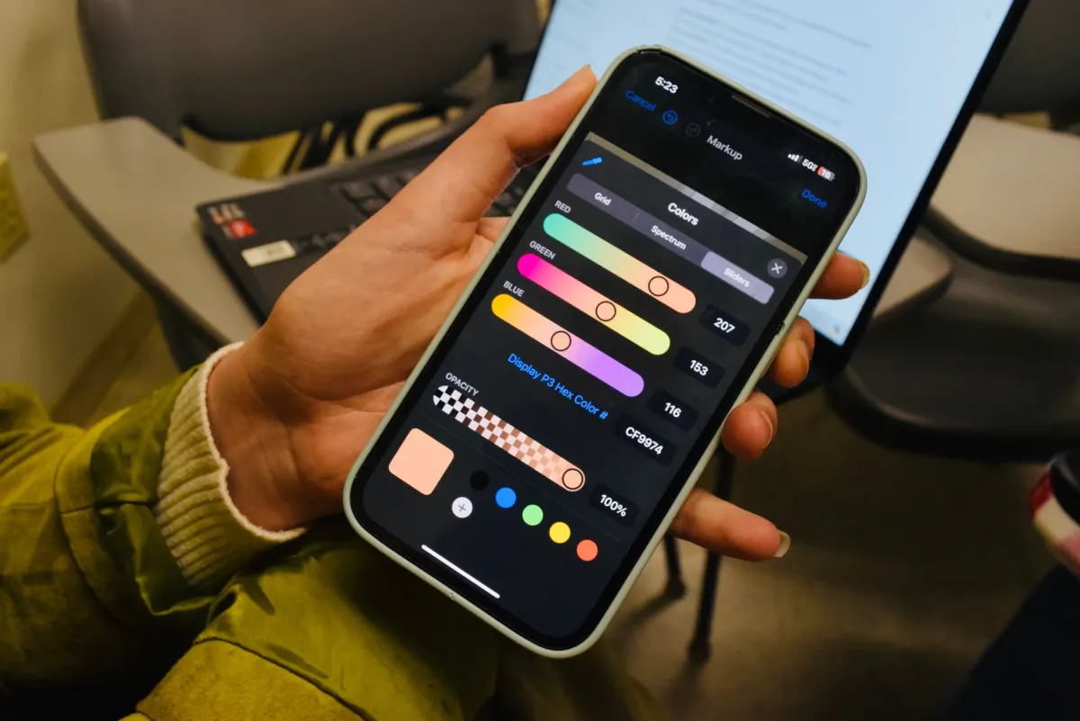 Eine Hand stellt Telefoneinstellungen ein, wo die Anpassung von Freund-Emojis stattfindet.