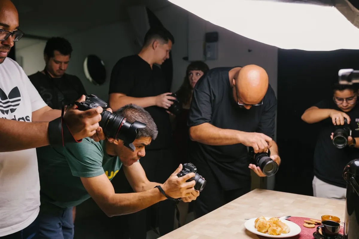 Un pequeño equipo de marketing prepara una sesión de fotos, el tipo de producción de contenido profesional que financian los presupuestos medianos.
