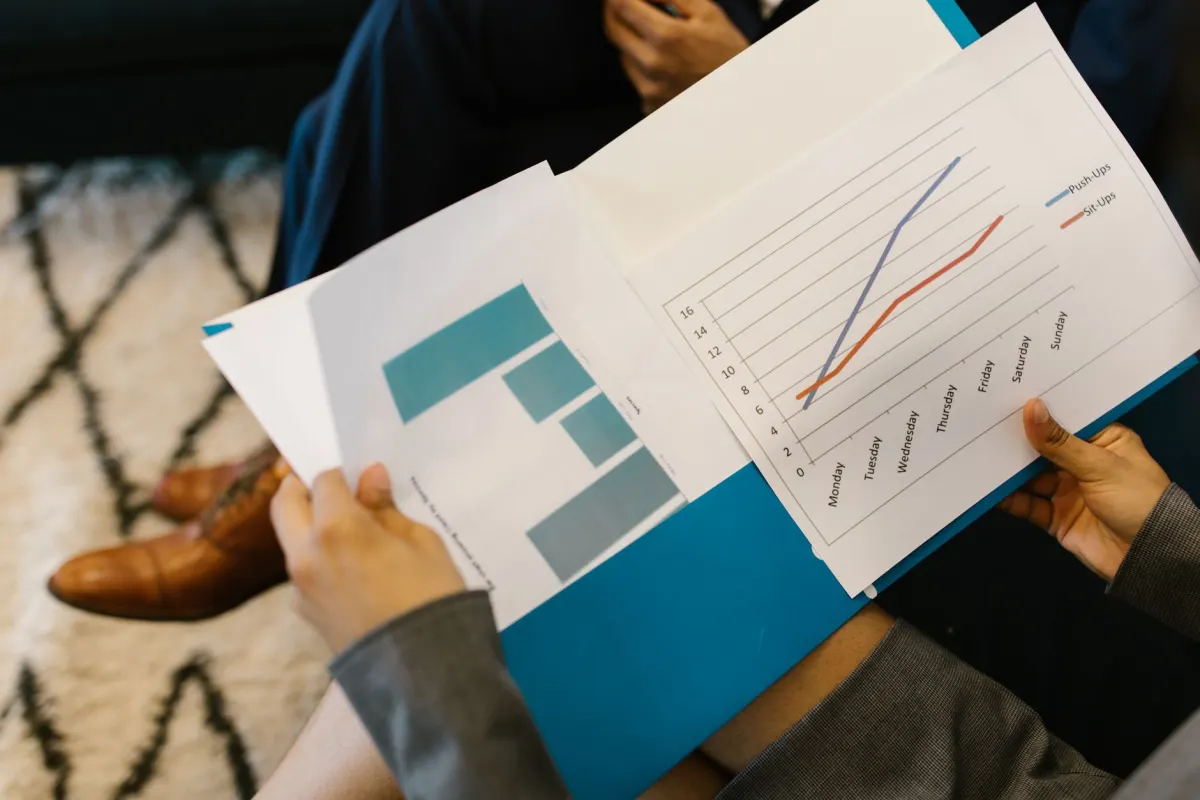 Des collègues de différents services examinent ensemble un rapport, illustrant comment les informations issues des réseaux sociaux circulent dans l'entreprise.