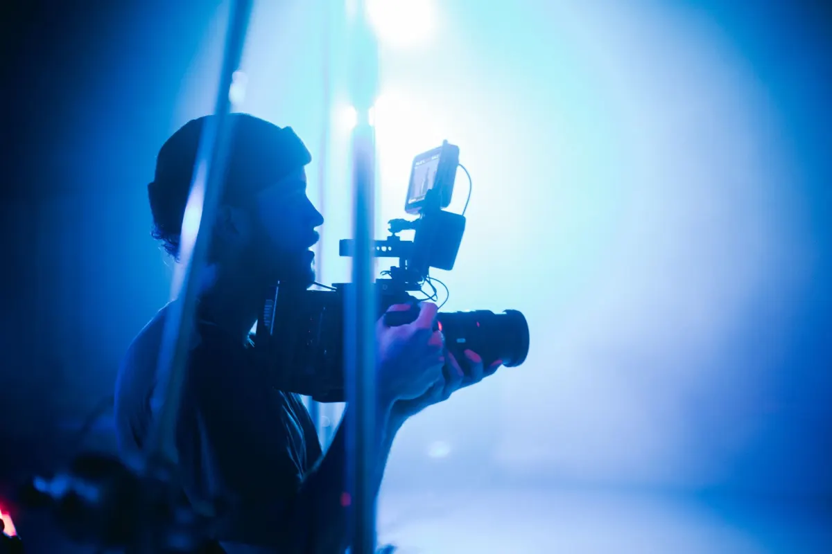Ein Fotograf filmt in einer Sitzung mehrere Videoclips, was die festen Produktionstage veranschaulicht, auf die ein Batching-Kalender setzt.