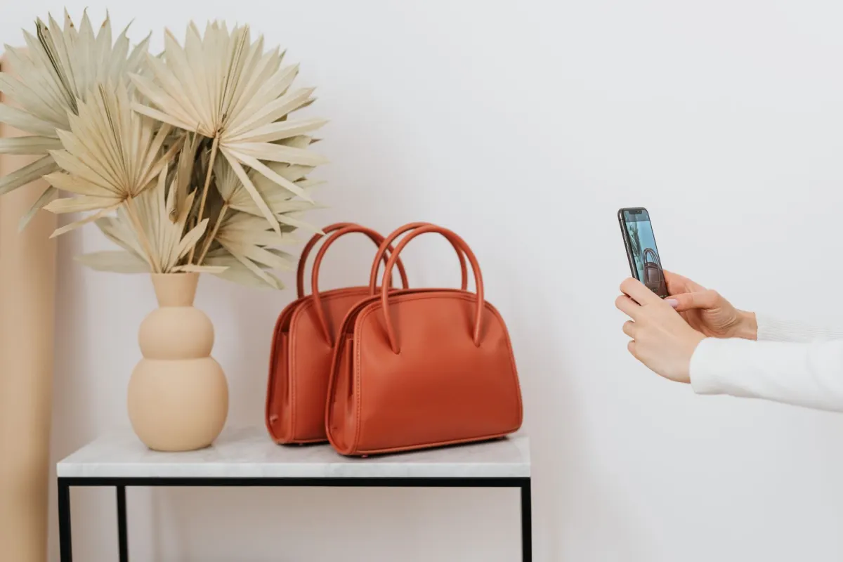 Une personne photographie un produit avec son smartphone pour un concours de contenu généré par les utilisateurs.