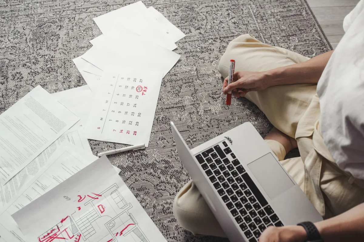 Eine Person prüft einen Content-Kalender am Laptop und plant, wie eine Caption für jede Plattform angepasst wird.