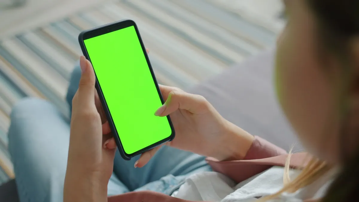 Ein Smartphone zeigt ein vertikales Video mit einer mehrzeiligen Caption, die den unteren Bildschirmbereich verdeckt.
