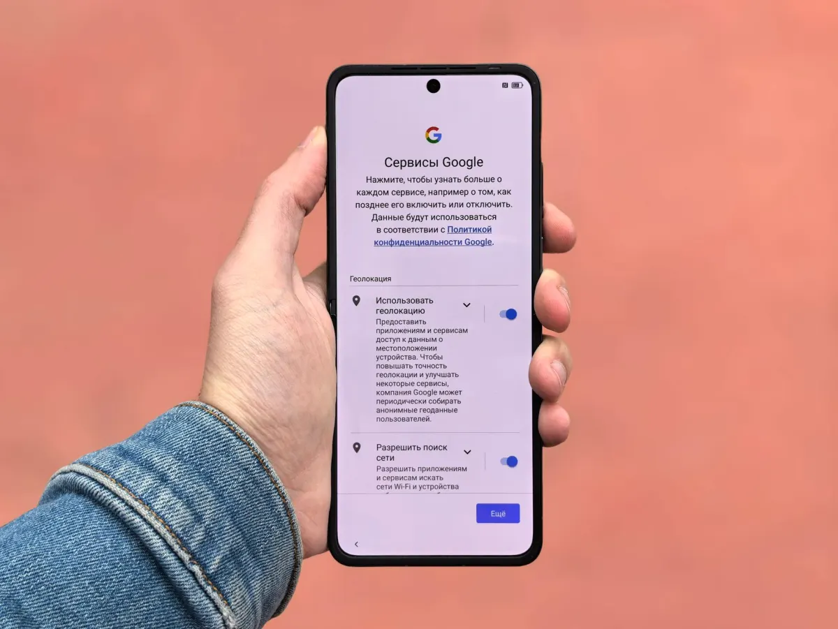 Eine Hand hält ein modernes Smartphone mit sichtbarer Kameraaussparung am oberen Rand, jener Art von Notch, die den oberen Sicherheitsbereich eines Videos verkleinert.
