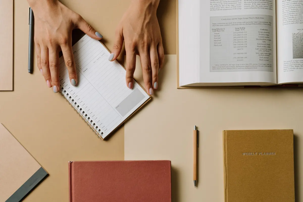 Um planejador semanal sobre uma mesa, o tipo de cronograma simples que uma empresa de encanamento pode usar para publicar conteúdo com regularidade.