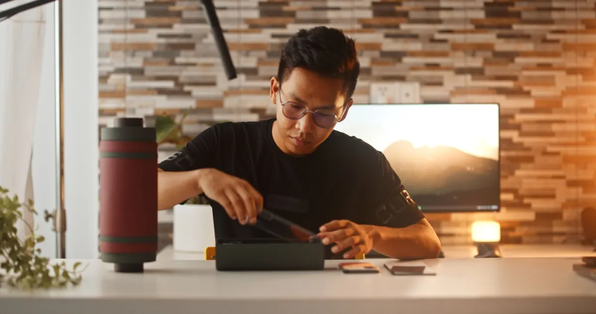 Eine Creatorin filmt ein Unboxing-Video für ein Markenprodukt, eines der gängigen Formate für Sponcon.