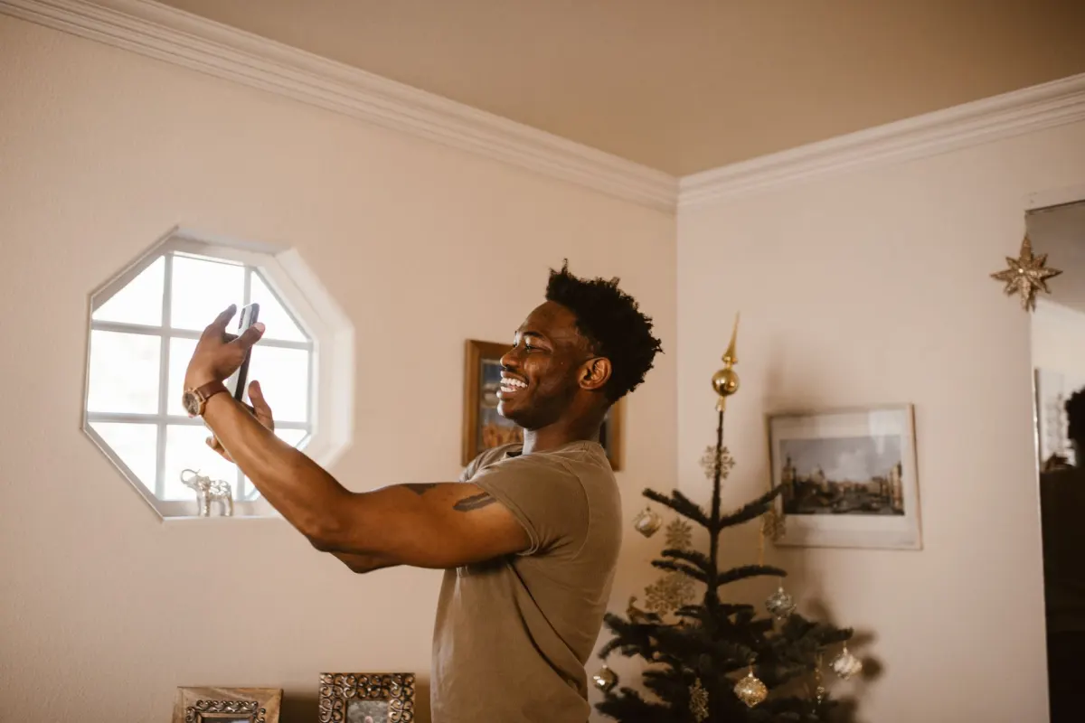 Eine Person nimmt ein Video-Selfie am Fenster auf, die Identitätsprüfung, die Instagram bei einem Einspruch verlangt.