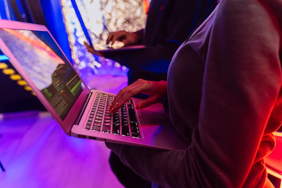 Eine Person ändert ein Passwort am Laptop, einer der ersten Schritte während ein Einspruch bearbeitet wird.
