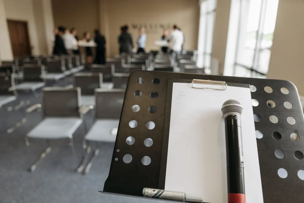 Ein Redner spricht auf einer Bühne bei einer Konferenz und zeigt, wie Thought Leadership zu Redeeinladungen führt.
