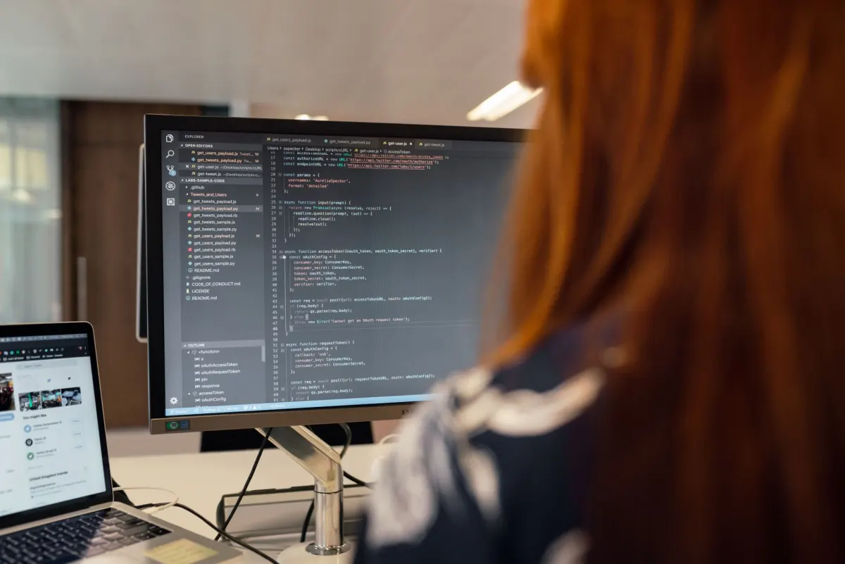 Un développeur lit du code sur un écran, le genre de logique de comptage qu'exige une vérification de longueur.