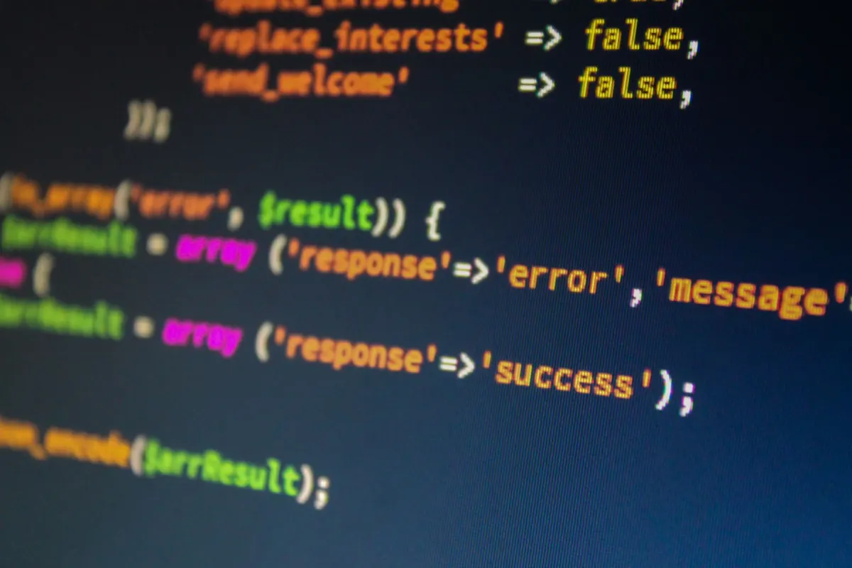 Ein Programmierer schaut auf eine Fehlermeldung am Bildschirm, wie sie eine falsche Chunk-Anzahl auslöst.