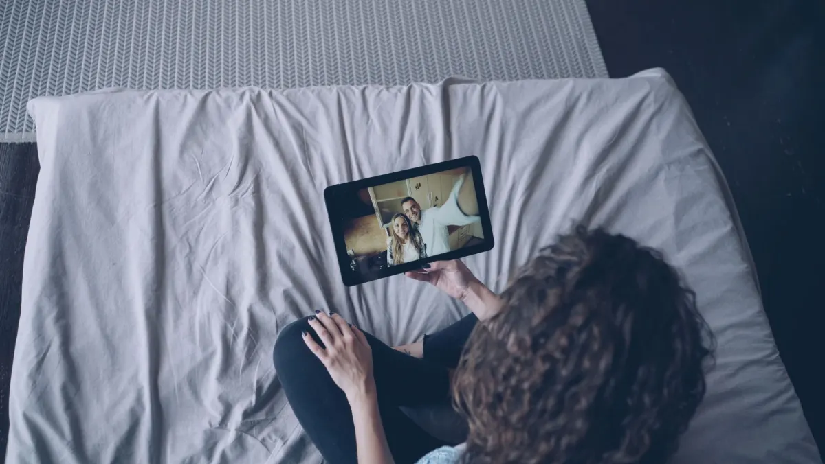 Uma pessoa grava um vídeo selfie despojado no quarto, ligado à seção seguinte sobre a bio personalidade em primeiro lugar.
