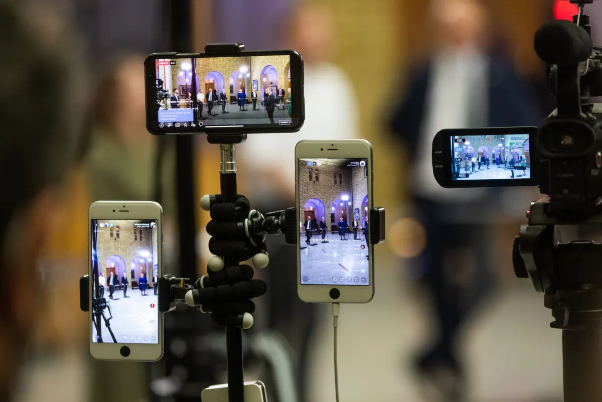 Ein Smartphone auf einem Stativ für einen Livestream, stellvertretend für TikTok LIVE-Geschenke als alternative Verdienstmöglichkeit.