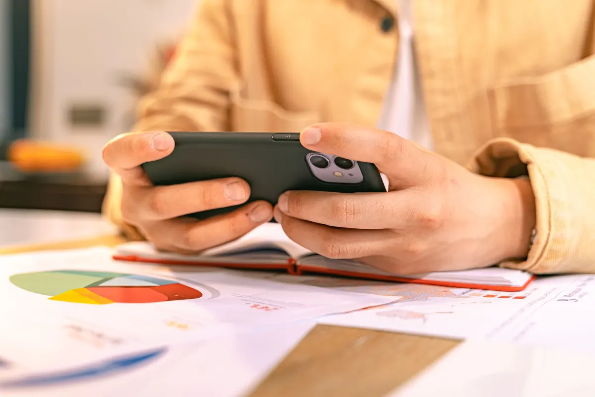 Una persona revisa el uso de datos en su teléfono, un hábito que importa más con un plan de datos limitado.