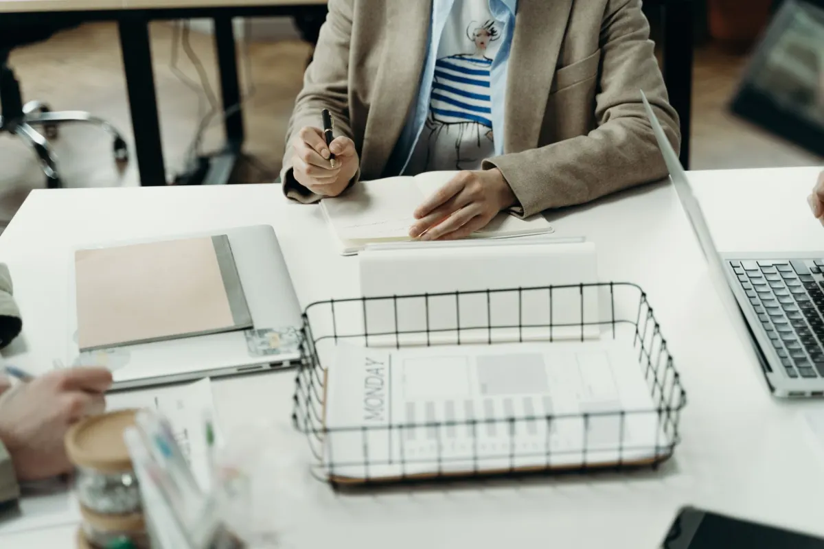Un equipo pequeño revisa juntos un calendario de contenido, así se planifica una colaboración con creadores.